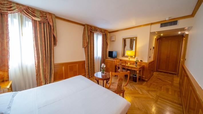 DOUBLE SUPERIOR ROOM FOR SINGLE USE Hôtel Andreola Central Milan DOUBLE SUPERIOR ROOM FOR SINGLE USE Hôtel Andreola Central Milan